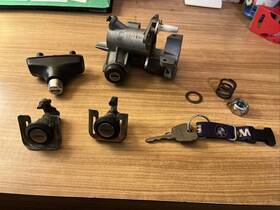 11534100 Bmw Oem E30 4pc Lock Set - Key Ignition Tumbler L&r Door Tumblers And Trunk