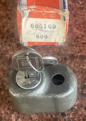 605169-809 Briggs & Stratton Gm 1969 - 1982 Corvette Spare Tire Carrier Lock And Numbered Keys Nos H821