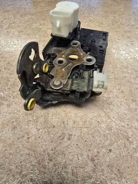 285.gm4u00 Buick 2000 Lesabre Left Front Door Latch 359574