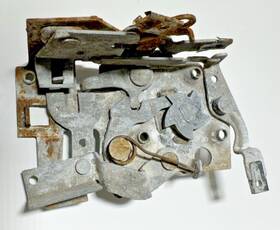 4885704 Cadillac 1963-1964 Coupe Front Door Lock Mechanism Right Driver Side Oem