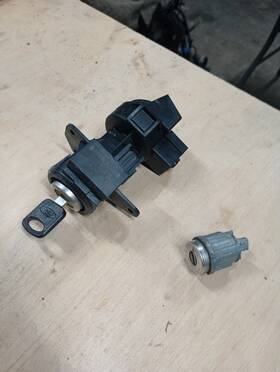 8a5t15607ba Ford 2013-2019 Taurus Se Ignition Lock Door Key Cylinder Oem Matching Set