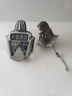 Bn-7043500-a Ford 1955 Mainline Customline Trunk Lock Latch Emblem Chrome Bezel