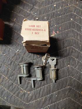 C3oz-6222050-a Ford C30z-6222050-a Nos 1962 1963 62 63 Fairlane Door Lock And Ign Cylinder Set