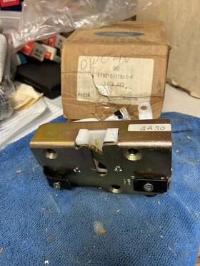 E7hz-6021813-a Ford 1987-89 Nos Door Latch Cf/cft 600/800 88-89 Dr Side