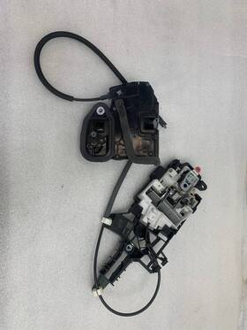 13533618 Gm Front Driver Side Door Latch Bracket And Cable Escalade Ct4 Suburban Tahoe Yukon
