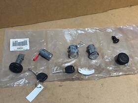 25775274 Gm 2007-2013 Silverado Auto Trans Ignition Door Tailgate Spare Tire Lock Set
