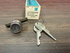 3996652 Gm 1970 1971 1972 1973 Camaro Trunk Lock Cylinder With Keys Nos 1125