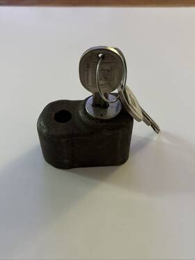 3841701 Gm Chevrolet Pair Of 1963-82 Corvette Spare Tire Lock And With Keys