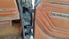 J5758134 Jeep 1984-1991 Grand Wagoneer Passenger Right Upper Lower Door Hinge Pair Set