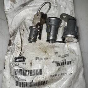 25122674 Mack Oem Lockset Door Ignition Cylinder With 2keys New