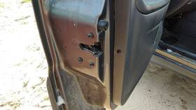 Ef215931066 Mazda 2005-2006 Tribute Driver Left Front Door Latch With Rods/cables Oem