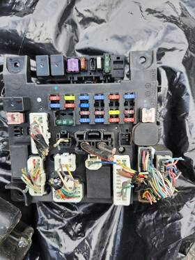 8637a914 Mitsubishi 8637a646 08-17 Outlander Sport Cabin Fuse Box Relay Assembly Oem