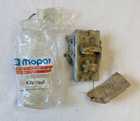 2520724 Mopar Nos 1965-67 C Body Passenger Side Rear Door Latch Rh Fury Monaco Polara Ny