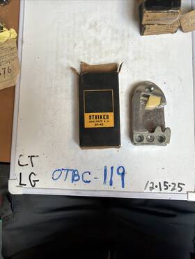 4664963 Nos 4664964 Genuine Gm Lh Door Lock Striker Plate Vintage Hard To Find